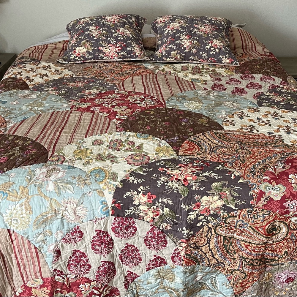Pottery barn full/queen quilt and shams. Excellent used condition